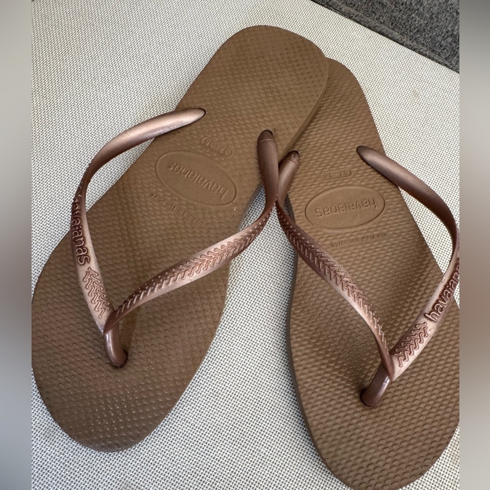 Havaianas gold sandals size 9/10